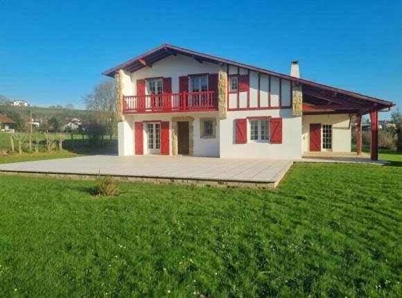 Spacieuse maison avec vue montagnes