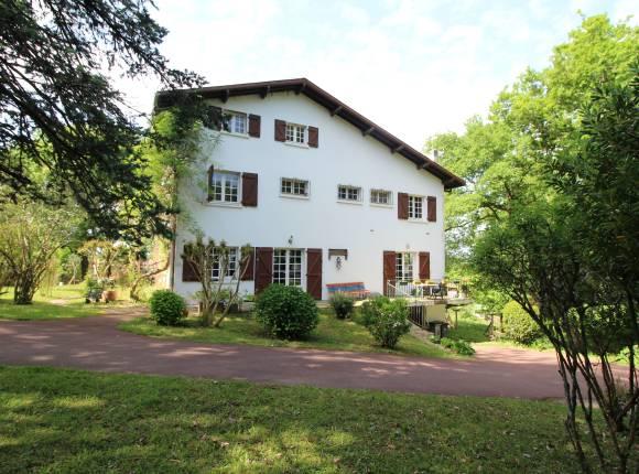 Maison de charme avec vue montagne & potentiel unique