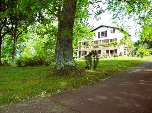 Maison de charme avec vue montagne & potentiel unique
